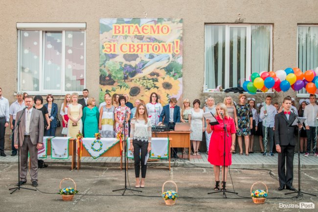 Квіти, вітання та усміхнені першачки: у луцькій школі №9 пролунав перший дзвоник. ФОТО