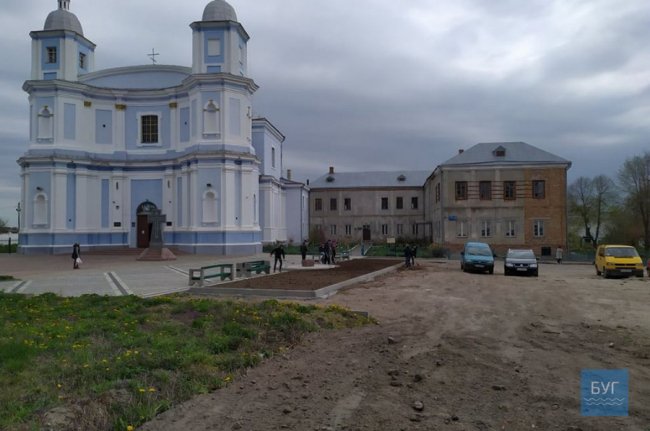У місті на Волині думають, як до приїзду Епіфанія облаштувати парковку біля собору