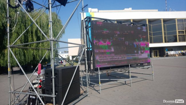 У центрі Луцька показують святковий парад до Дня Незалежності. ФОТО