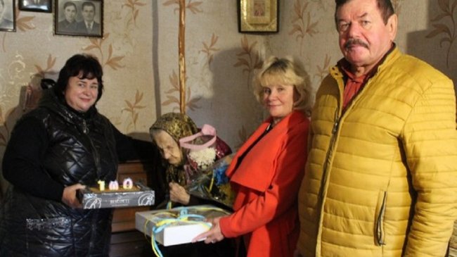 На Волині столітню бабусю доглядає місцева мешканка: донька померла, внуки та правнуки – за кордоном