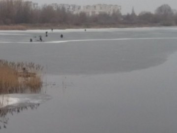 На Волині рибалки продовжують ловити рибу, попри тонкий лід. ФОТО