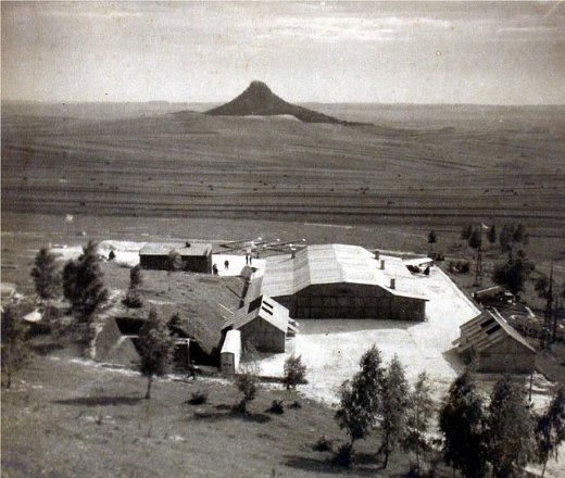 Такий вид до ІІ світової війни відкривався з Соколиної гори під Кременцем на мальовничий силует Гострої гори і ангари Волинської планерної школи, створеної у 1933 році. Фото: Роман ПАВЛЮК