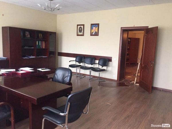 Розгром на Волинській митниці: протестувальники виламали двері. ФОТО 