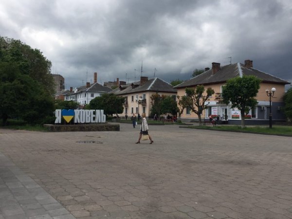 Щоб не заважало фотографуватися: від «фішки» міста на Волині забрали смітник і дошку оголошень