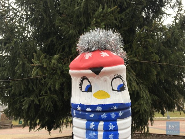 Головну ялинку Нововолинська прикрасили іграшками, які зробили діти. ФОТО