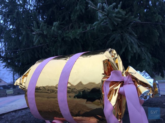 Головну ялинку Нововолинська прикрасили іграшками, які зробили діти. ФОТО