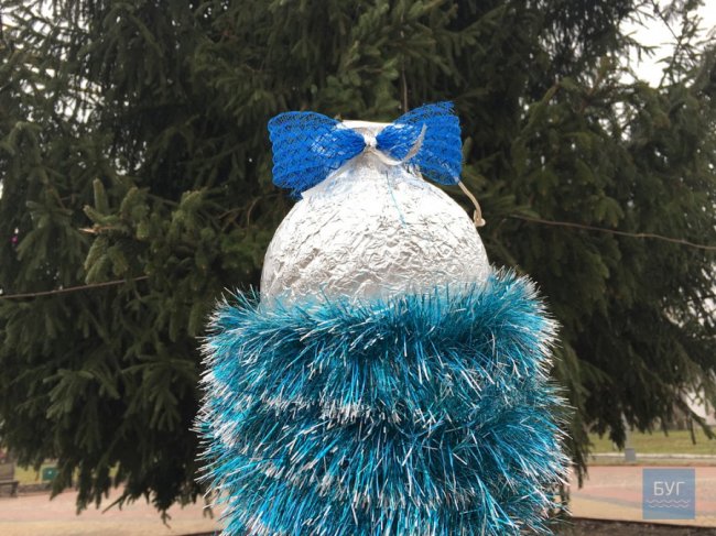 Головну ялинку Нововолинська прикрасили іграшками, які зробили діти. ФОТО