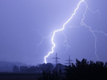 Через блискавку у селі на Волині  загорівся будинок