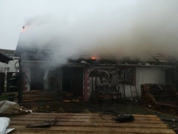 У селищі на Волині горіла будівля