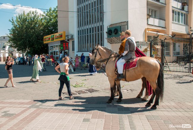 Середньовічні сукні, лицарські обладунки і давні забави: «Князівський бенкет» у Луцьку. ФОТО