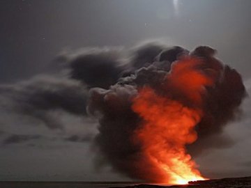 Пожежу на нафтобазі у Луцьку досі не погасили