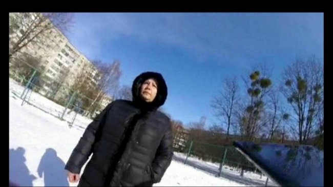 Цілковита безкультурність: луцькі муніципали «зловили» жінку, яка вигулювала пса на дитячому майданчику