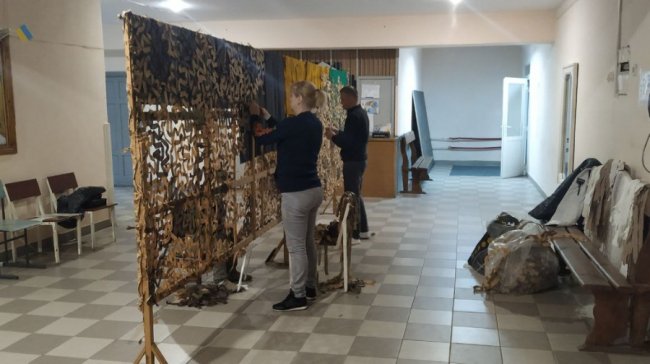 Лучани та переселенці разом плетуть сітки для військових