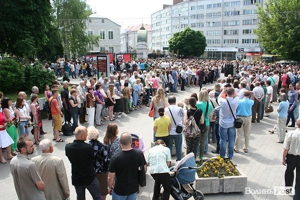 У центрі Луцька відспівали вояків, загиблих під Волновахою. ФОТО