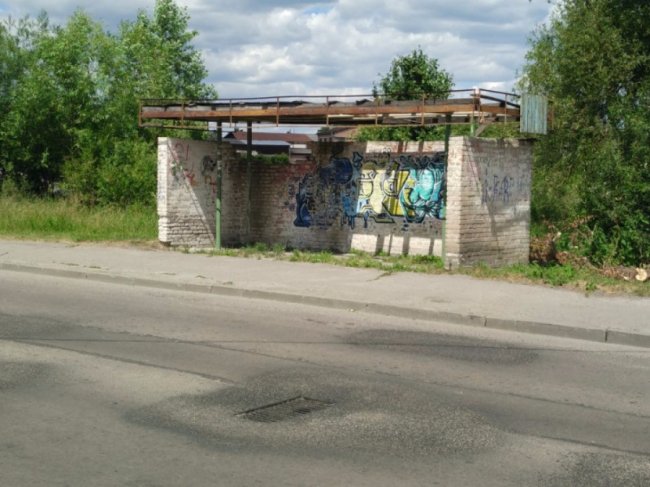 Лучанина обурила зупинка-розвалюха