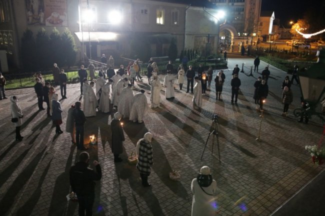 Як у Свято-Троїцькому соборі вночі освячували паски. ФОТО