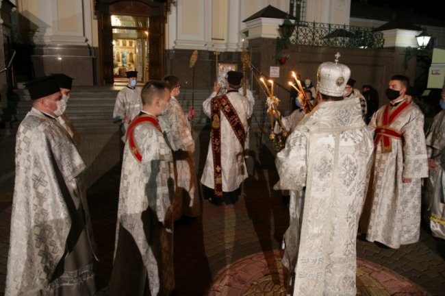 Як у Свято-Троїцькому соборі вночі освячували паски. ФОТО