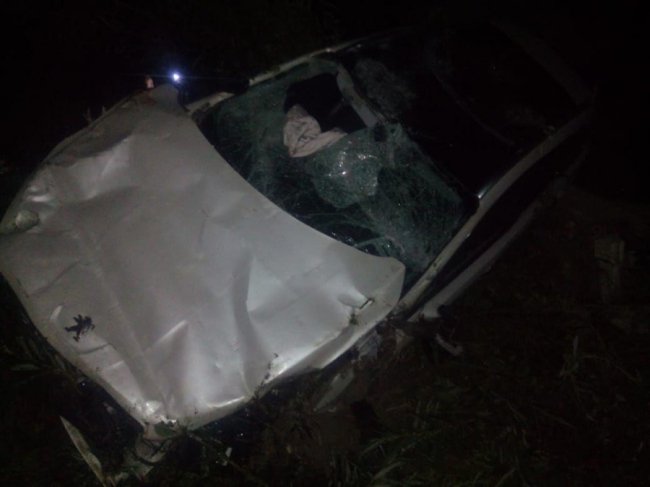 Водія затисло в машині: на Рівненщині автомобіль протаранив бетонний паркан. ФОТО