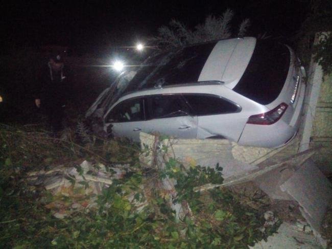 Водія затисло в машині: на Рівненщині автомобіль протаранив бетонний паркан. ФОТО