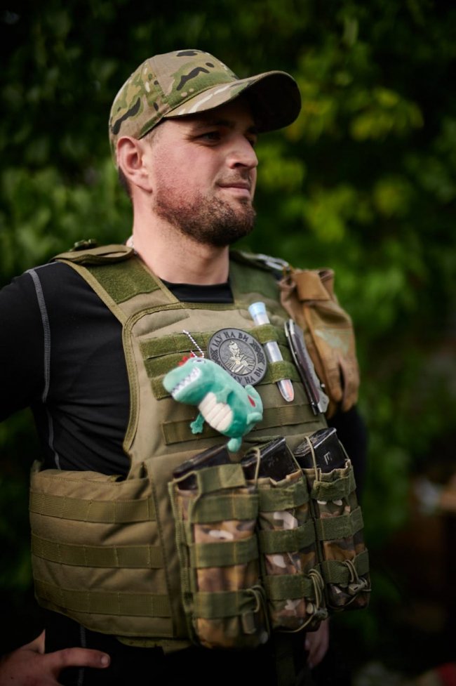 Не рахує знищені російські танки і носить на бронежилеті динозаврика сина: історія військового 14 ОМБр . ФОТО