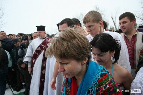 У Луцьку на  Водохреще близько  сотні людей купалися в крижаній воді. ФОТО