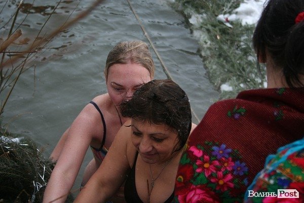 У Луцьку на  Водохреще близько  сотні людей купалися в крижаній воді. ФОТО