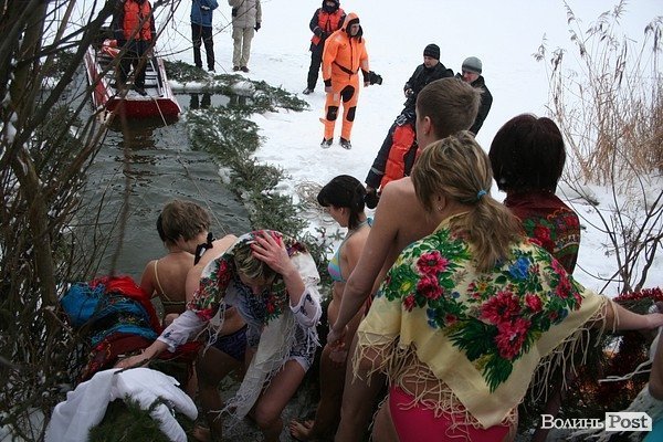 У Луцьку на  Водохреще близько  сотні людей купалися в крижаній воді. ФОТО