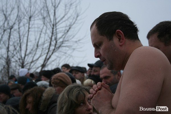 У Луцьку на  Водохреще близько  сотні людей купалися в крижаній воді. ФОТО