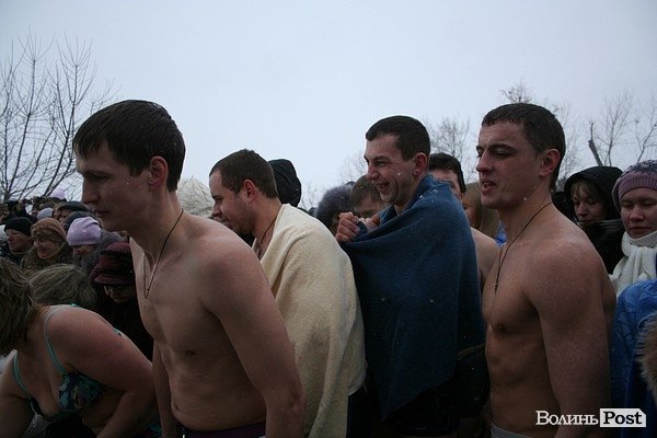 У Луцьку на  Водохреще близько  сотні людей купалися в крижаній воді. ФОТО