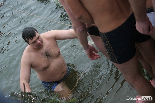 У Луцьку на  Водохреще близько  сотні людей купалися в крижаній воді. ФОТО