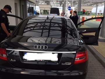Через волинський кордон в Audi намагалися провезти пістолет та набої. ФОТО
