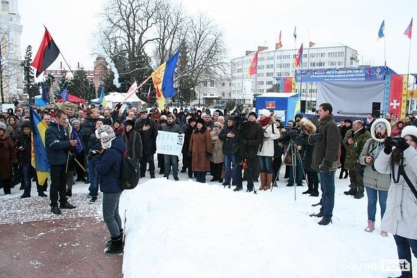 У центрі Луцька люди ледь не побилися з міліцією. ФОТО