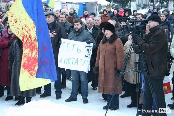 У центрі Луцька люди ледь не побилися з міліцією. ФОТО