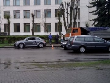 Аварія в Луцьку: КамАЗ не розминувся з легковиком