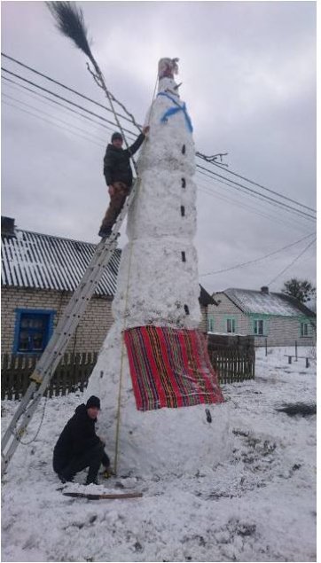 У селі на Волині зліпили 7-метрового сніговика. ФОТО