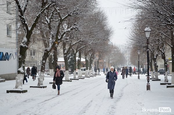 Луцьк засипало снігом. ФОТО