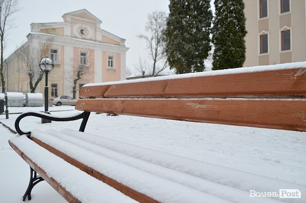 Луцьк засипало снігом. ФОТО