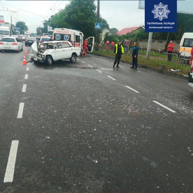 У Луцьку на перехресті зіткнулись ВАЗ і автобус: постраждало троє людей. ФОТО