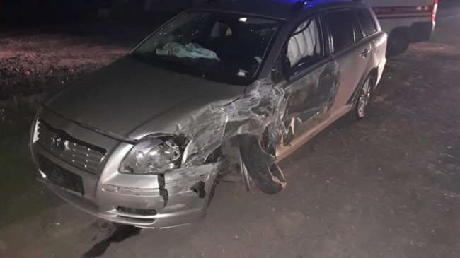 Внаслідок зіткнення з легковиком у селі під Луцьком перекинувся мікроавтобус. ФОТО