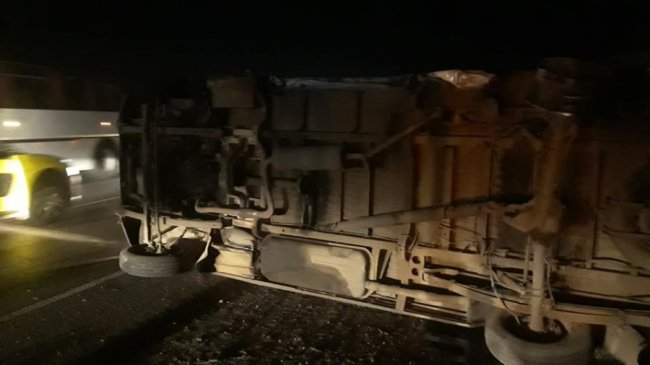 Внаслідок зіткнення з легковиком у селі під Луцьком перекинувся мікроавтобус. ФОТО