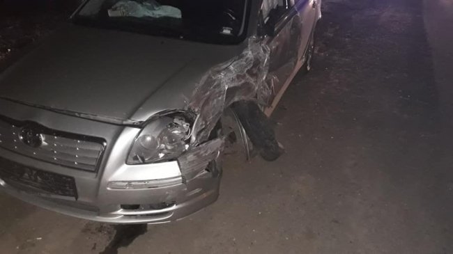 Внаслідок зіткнення з легковиком у селі під Луцьком перекинувся мікроавтобус. ФОТО