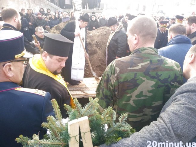 Тисячі людей у Тернополі прийшли попрощатися з братом митрополита Михаїла. ФОТО