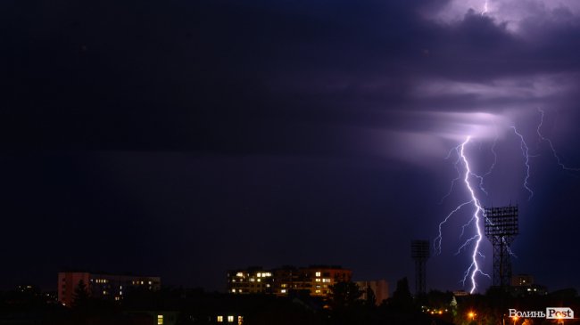 Під час грози у Луцьку зафіксували неймовірні блискавки. ФОТО