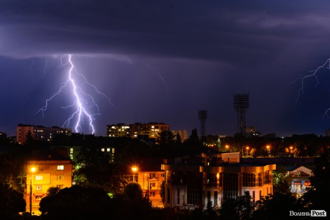 Під час грози у Луцьку зафіксували неймовірні блискавки. ФОТО