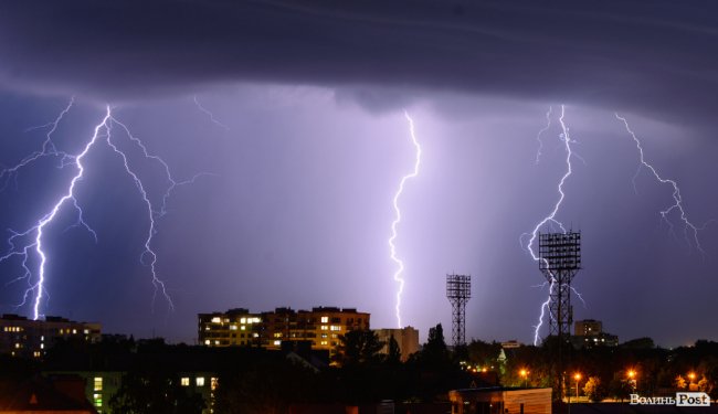 Під час грози у Луцьку зафіксували неймовірні блискавки. ФОТО