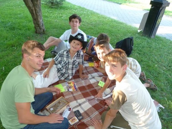 У Луцьку просто неба грали настільні ігри. ФОТО