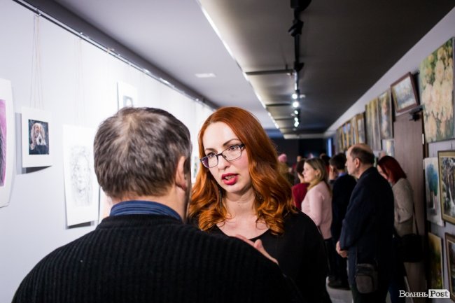 Точність ліній та глибина поглядів: у луцькому «Промені» презентували виставку Вікторії Марценюк