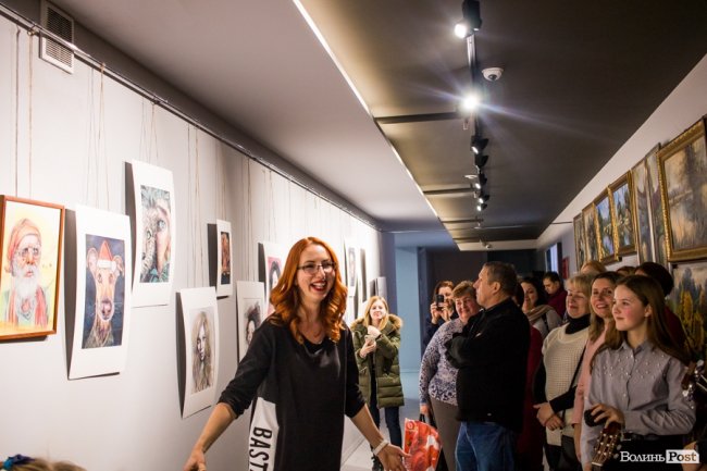 Точність ліній та глибина поглядів: у луцькому «Промені» презентували виставку Вікторії Марценюк