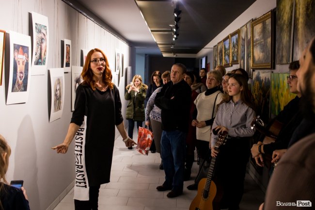 Точність ліній та глибина поглядів: у луцькому «Промені» презентували виставку Вікторії Марценюк