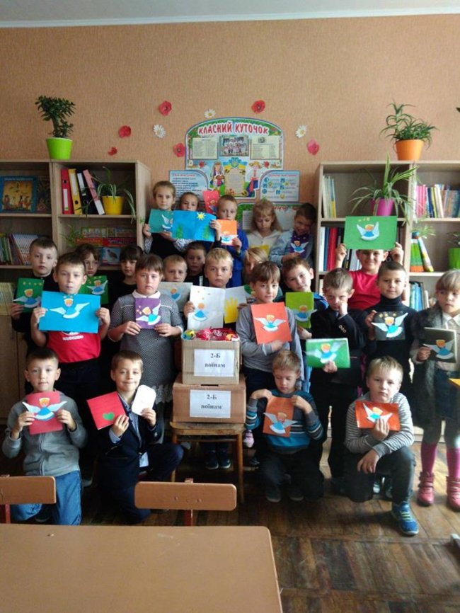 Волинські школярі відправили подарунки бійцям. ФОТО